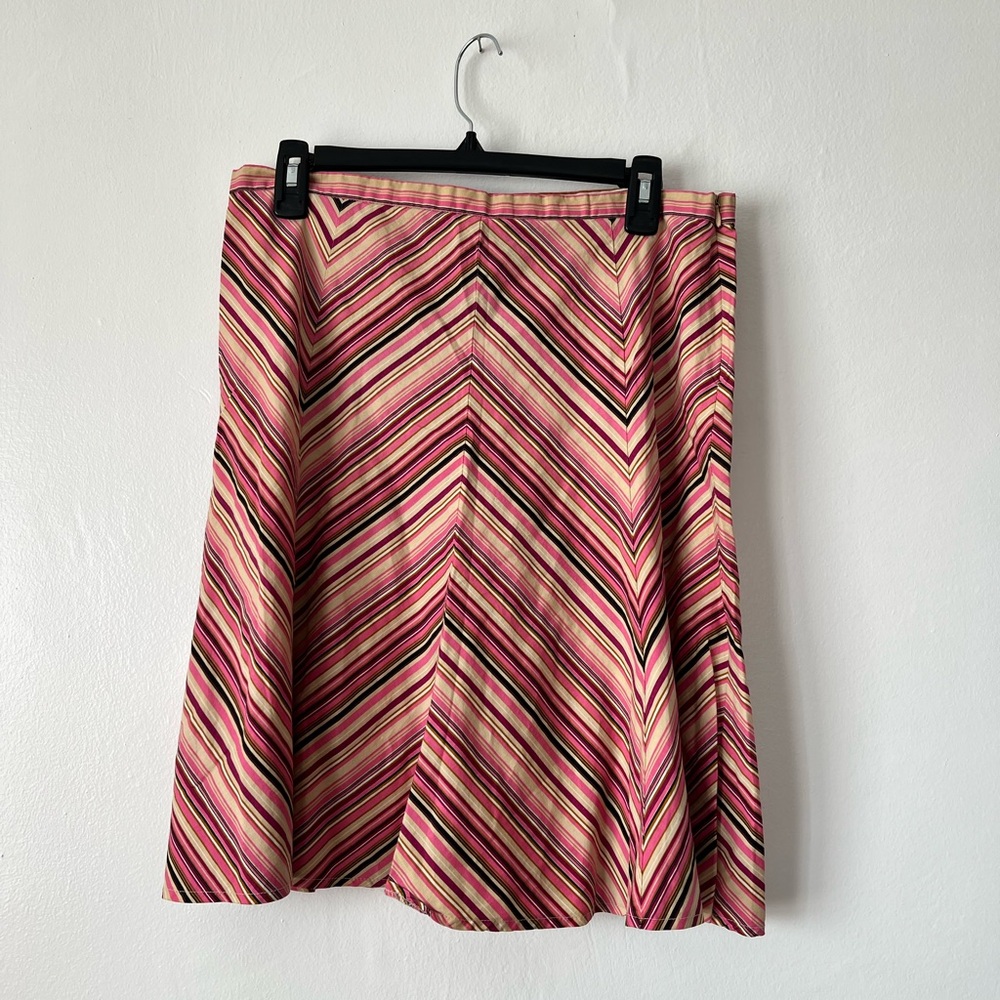 Skirt. Chevron print. Pink.
Sz 13.